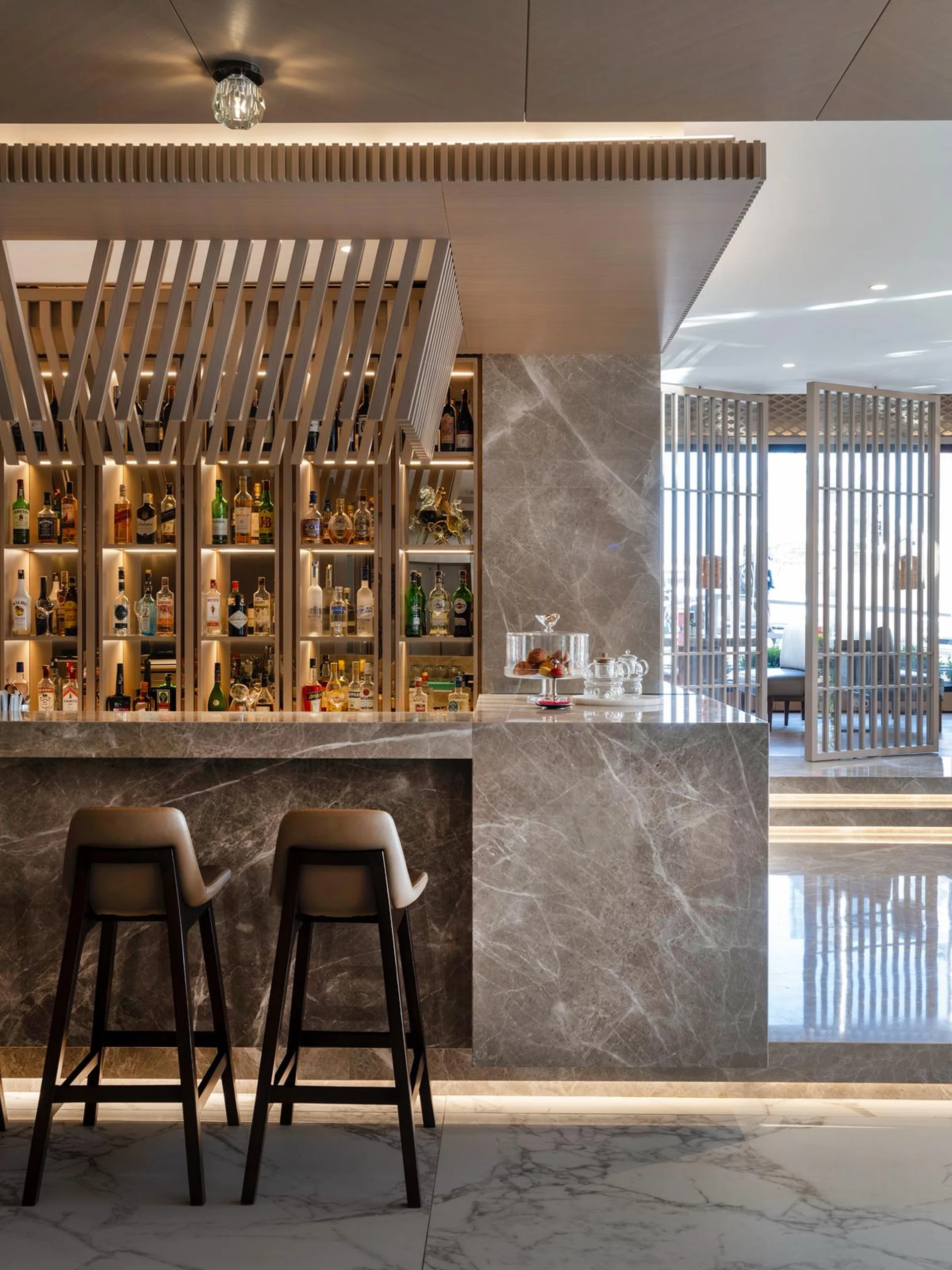 L'Avenue Cafe bar alanı