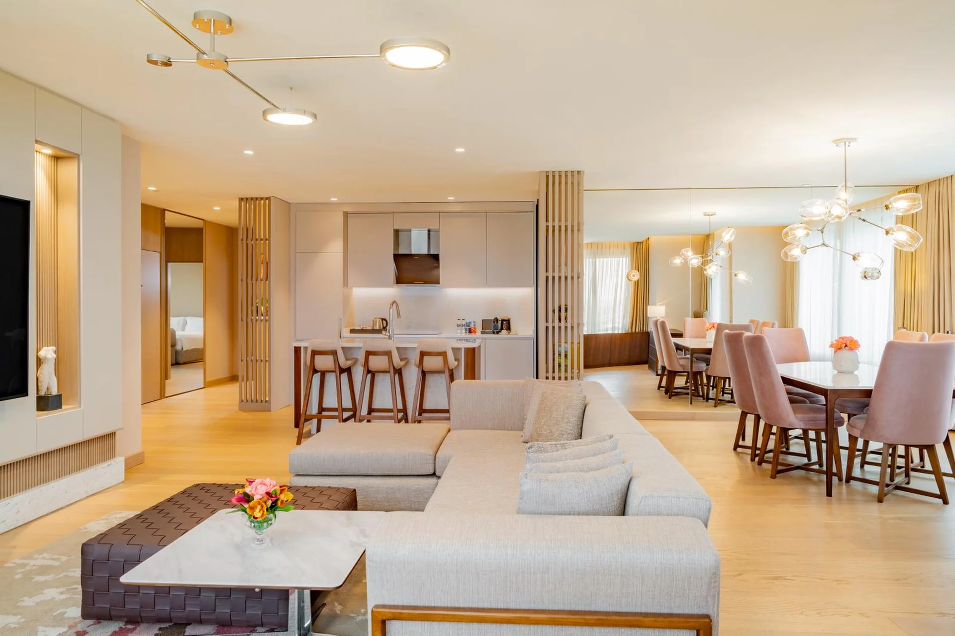 Geniş oturma alanı ve yemek bölümü